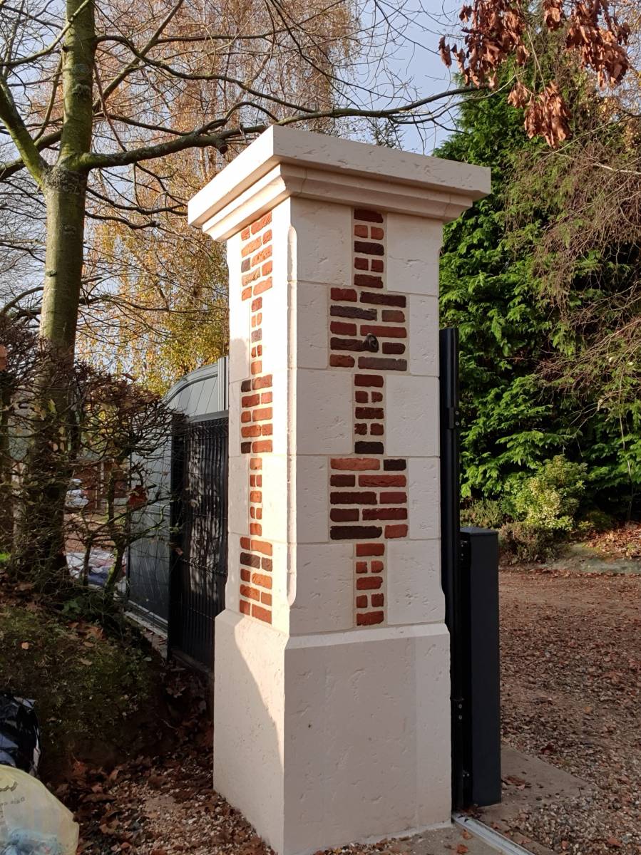 Réalisation de deux piliers en briques et pierre proche Goderville