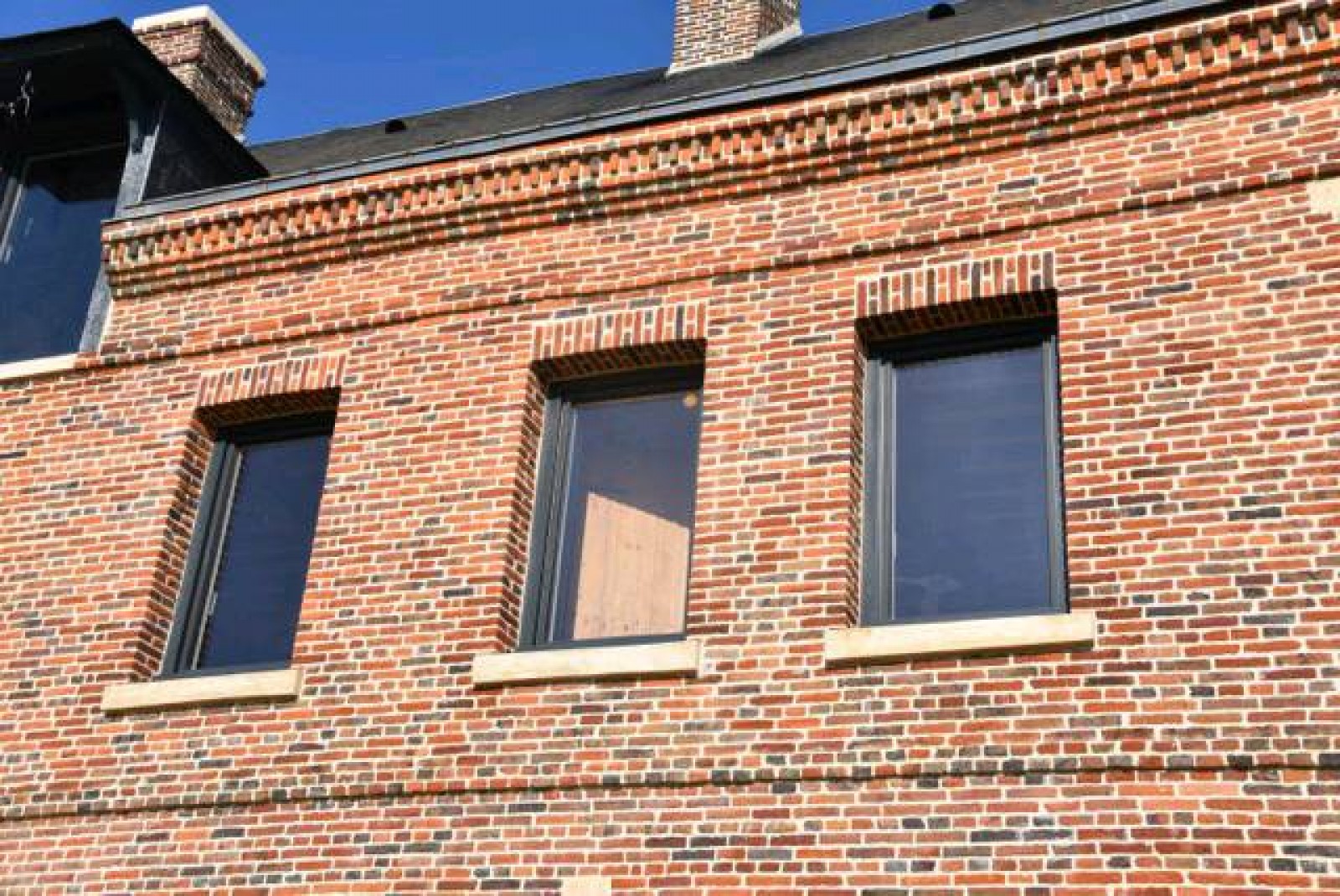 Restauration de façades briques et silex d'une maison de maître