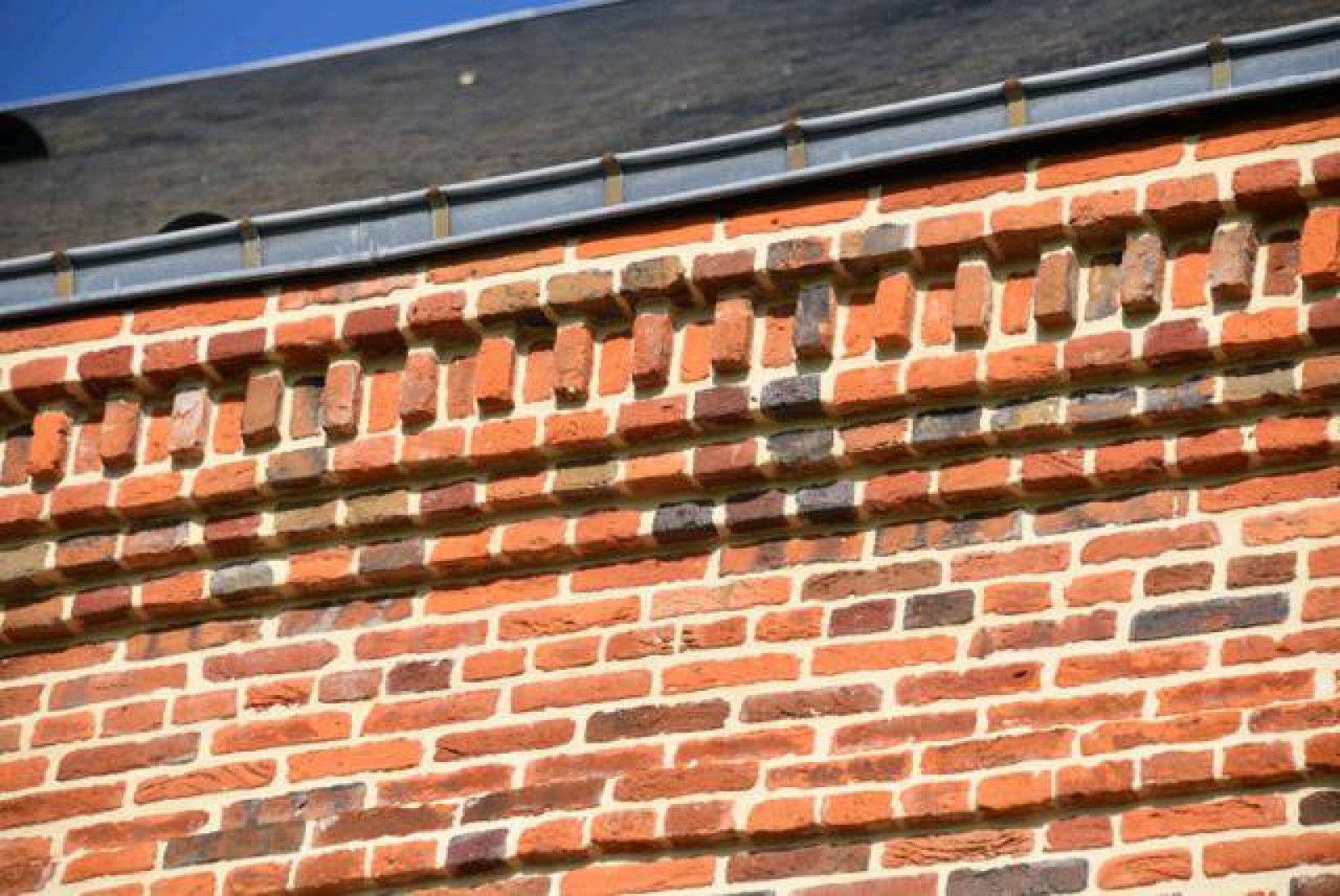 Restauration de façades briques et silex d'une maison de maître