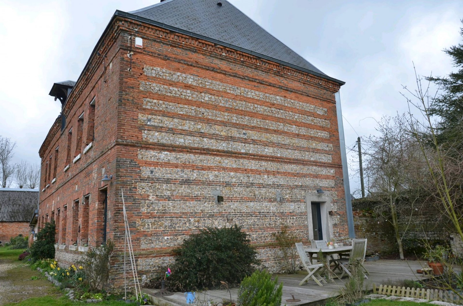 Restauration de façades briques et silex d'une maison de maître
