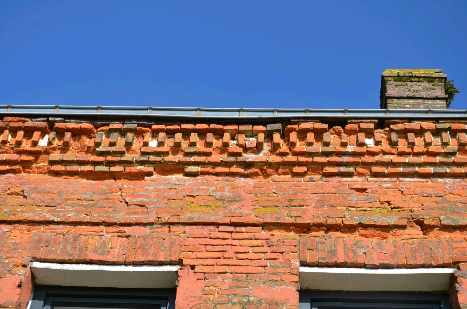 Restauration de façades briques et silex d'une maison de maître
