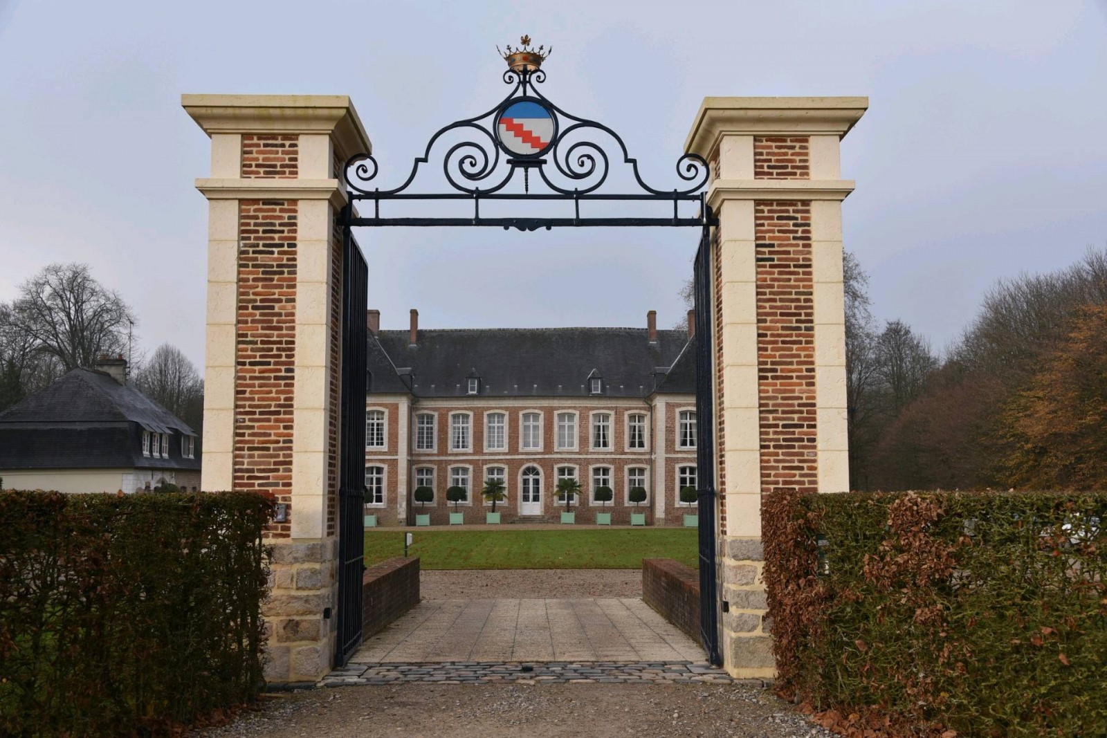 Création de piliers en pierre et briques au château de Willeman proche d'Arras.