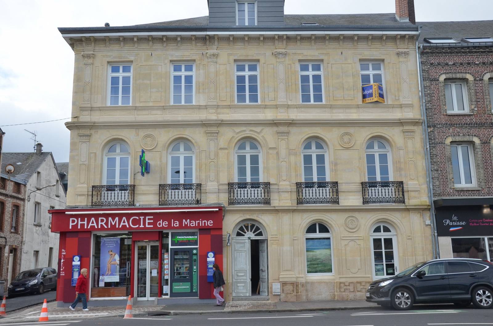 Restauration de la façade en pierre d'une maison bourgeoise à Fécamp