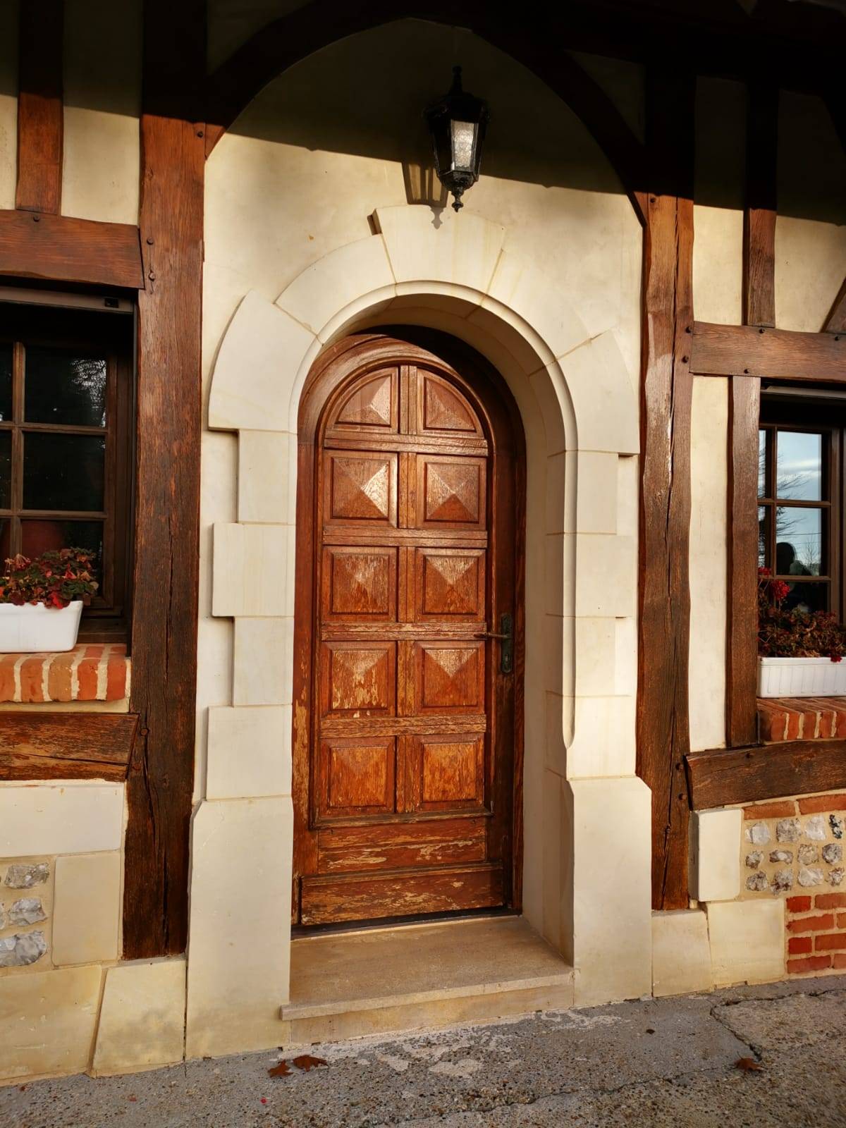 Restauration des façades en briques, silex et pierre, d'une longère proche d'Etretat