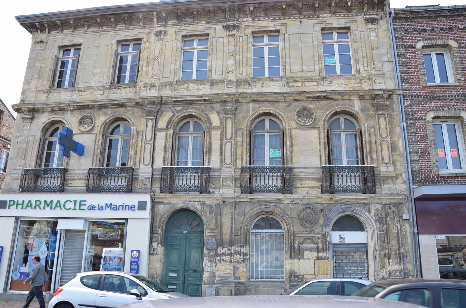 Restauration de la façade en pierre d'une maison bourgeoise à Fécamp