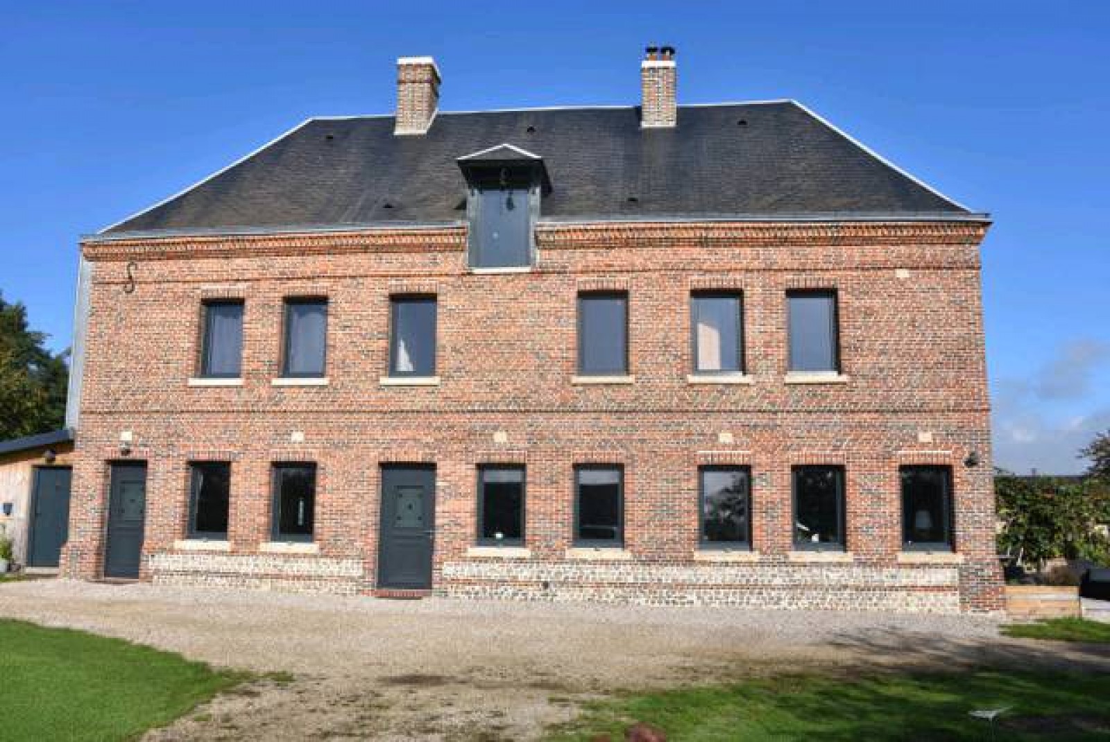 Restauration de façades briques et silex d'une maison de maître