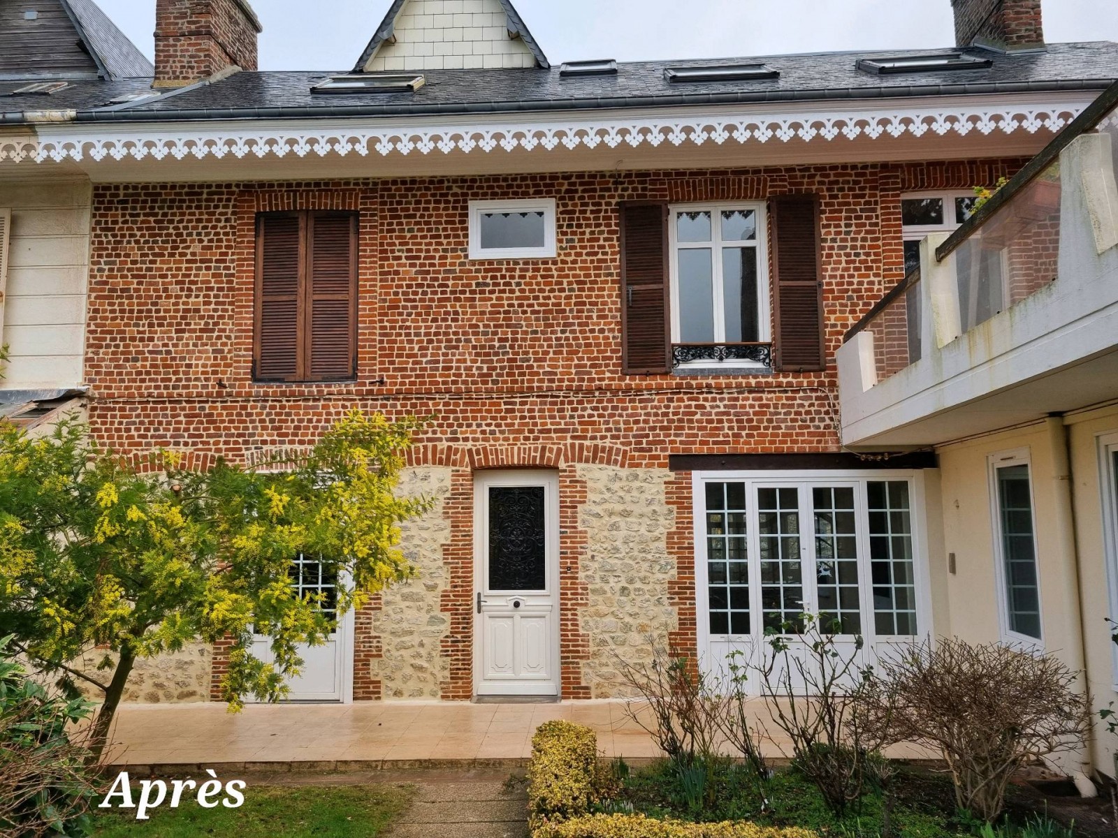 Travaux de restauration sur une façade en briques et moellons située à Fécamp