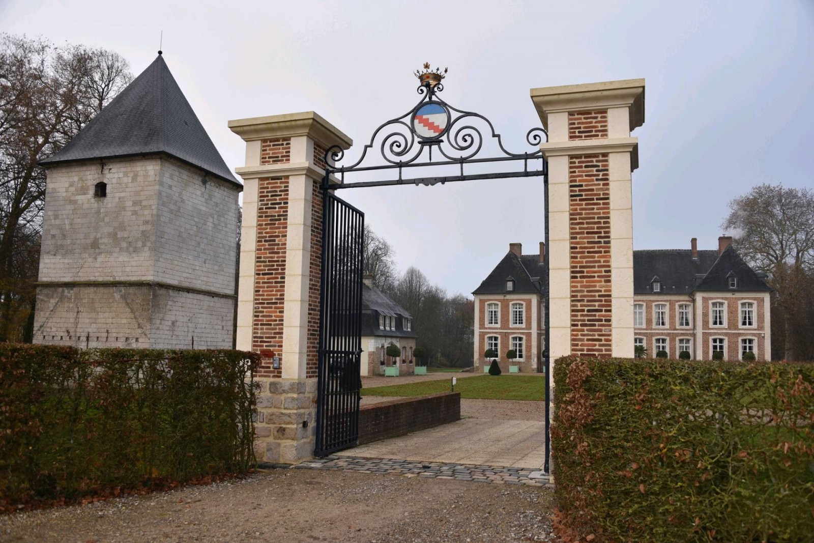 Création de piliers en pierre et briques au château de Willeman proche d'Arras.