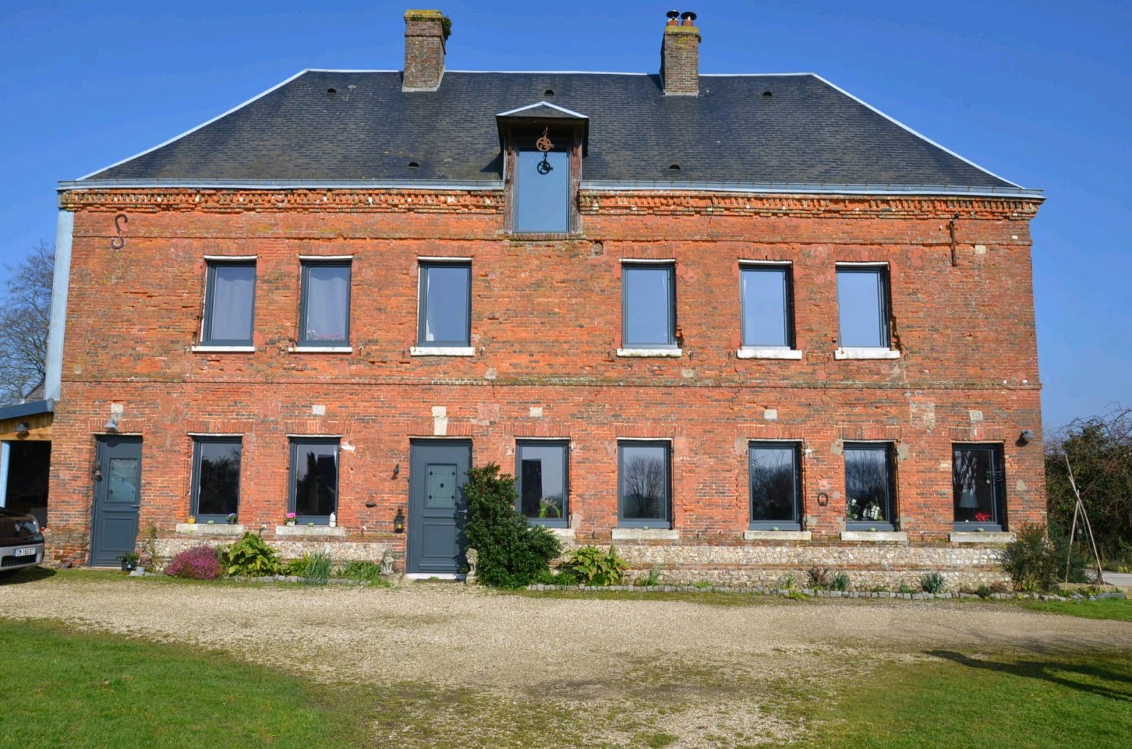 Restauration de façades briques et silex d'une maison de maître