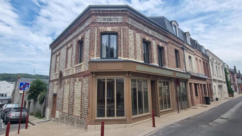 Restauration et rejointoiement des façades en brique, silex et pierre de St Maximin d'une maison à Fécamp
