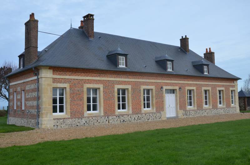 Restauration des 4 façades d'une longère en briques et silex taillés situé à Eletot près de Fécamp