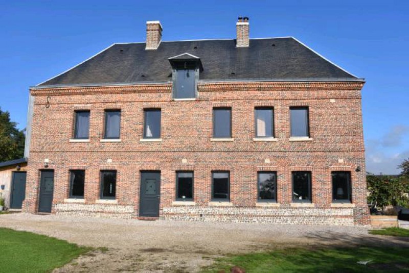 Restauration de façades briques et silex d'une maison de maître