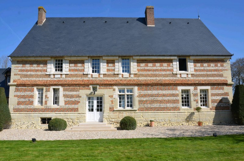 Restauration des 4 façades d'un manoir en briques, silex et pierres situé à Gerville