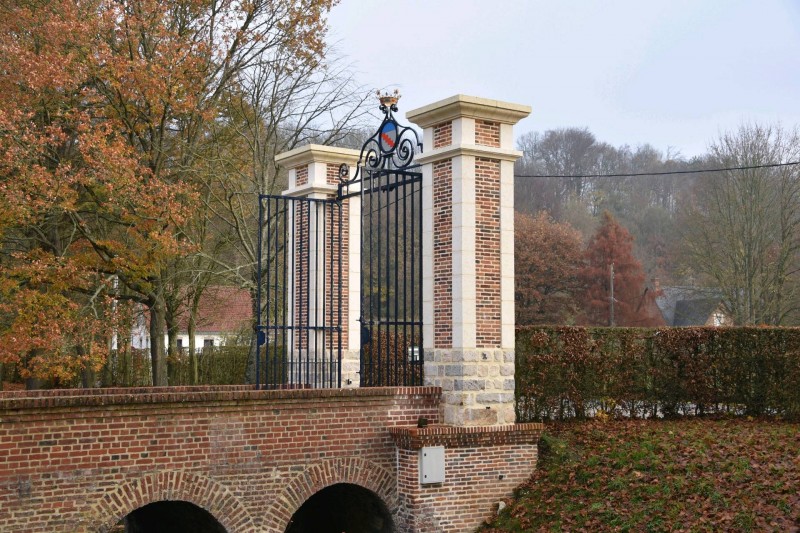 Création de piliers en pierre et briques au château de Willeman proche d'Arras.